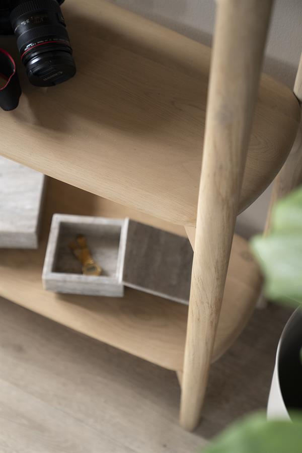 Wandschrank Selbu Eichenholz, schräg von oben fotografiert, mit einer Kamera und einer offenen Box auf den Regalböden - Eleonora