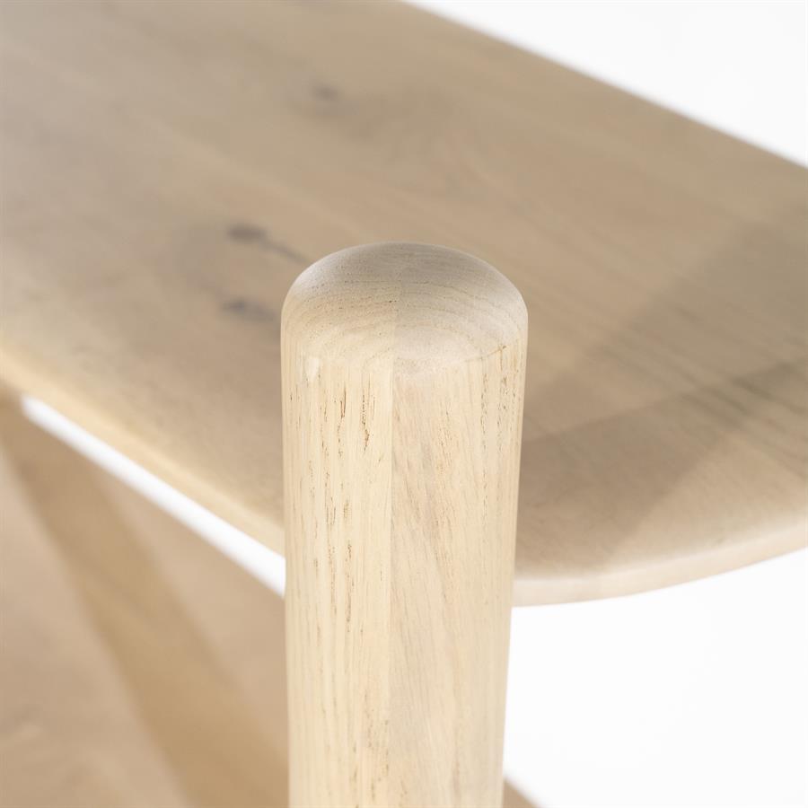 Detailaufnahme des Wandschranks Selbu Eichenholz mit einem abgerundeten Holzbein und Regal - Eleonora