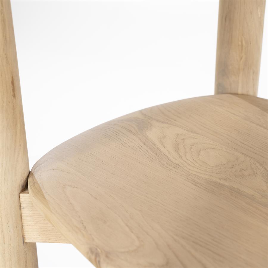 Detailaufnahme der Sitzfläche des Wandschrank Selbu Eichenholz, mit deutlich sichtbarer Holzmaserung - Eleonora