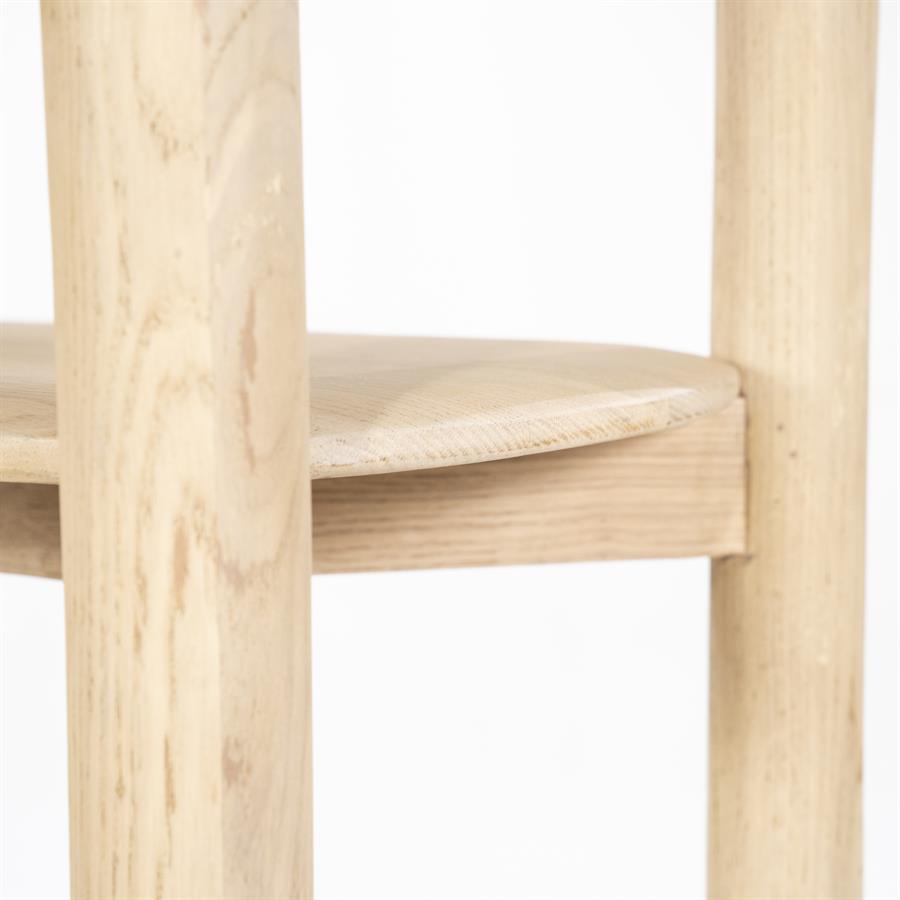 Detailaufnahme des Wandschranks Selbu Eichenholz mit der runden Holzplatte und den Pfosten auf weißem Hintergrund - Eleonora