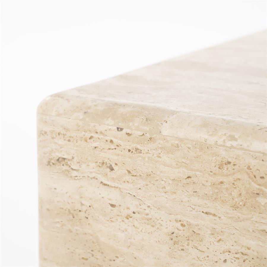 Nahaufnahme des Couchtisch Donta Travertin, mit der Textur der Travertinoberfläche und der abgerundeten Ecke - Eleonora
