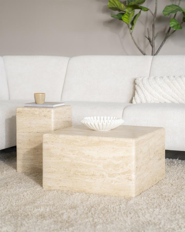 Zwei Couchtisch Donta Travertin Tische in einem hellen Wohnzimmer mit einem weißen Sofa und Teppich - Eleonora