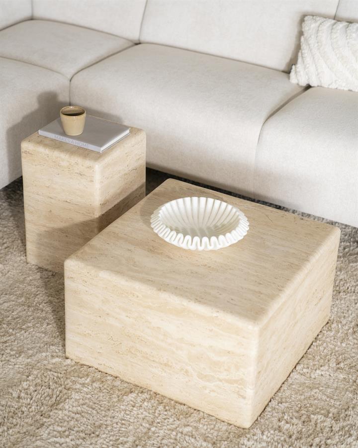 Zwei Couchtische Donta Travertin in einem Wohnzimmer mit Sofa und Teppich, aus einem hohen Winkel - Eleonora
