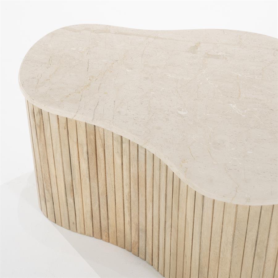Nahaufnahme des Couchtisch Kira small Mangoholz, mit einer organisch geformten Platte und einem Sockel aus vertikalen Holzlatten - Eleonora