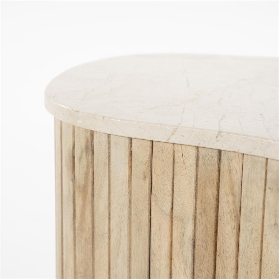 Detailansicht des Couchtisch Kira small Mangoholz mit der hellen Marmorplatte und den vertikalen Holzlatten - Eleonora