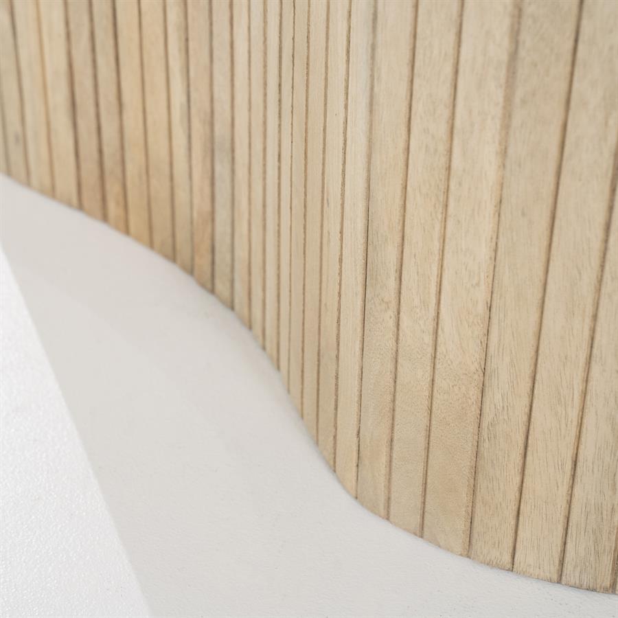 Detail des Couchtisch Kira small Mangoholz, mit den vertikalen Holzlatten und einem weißen Untergrund - Eleonora