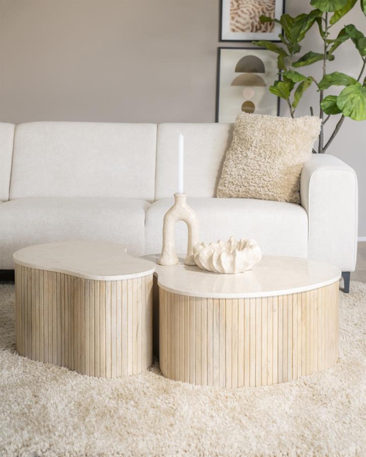 Couchtisch Kira Medium Mangoholz in einem hellen Wohnzimmer mit Sofa und Teppich - Eleonora