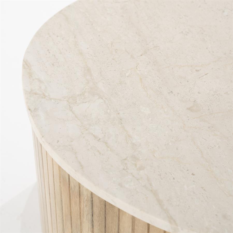 Detailaufnahme der runden Platte des Couchtisch Kira Medium Mangoholz, mit heller Marmoroptik und Holzuntergestell - Eleonora