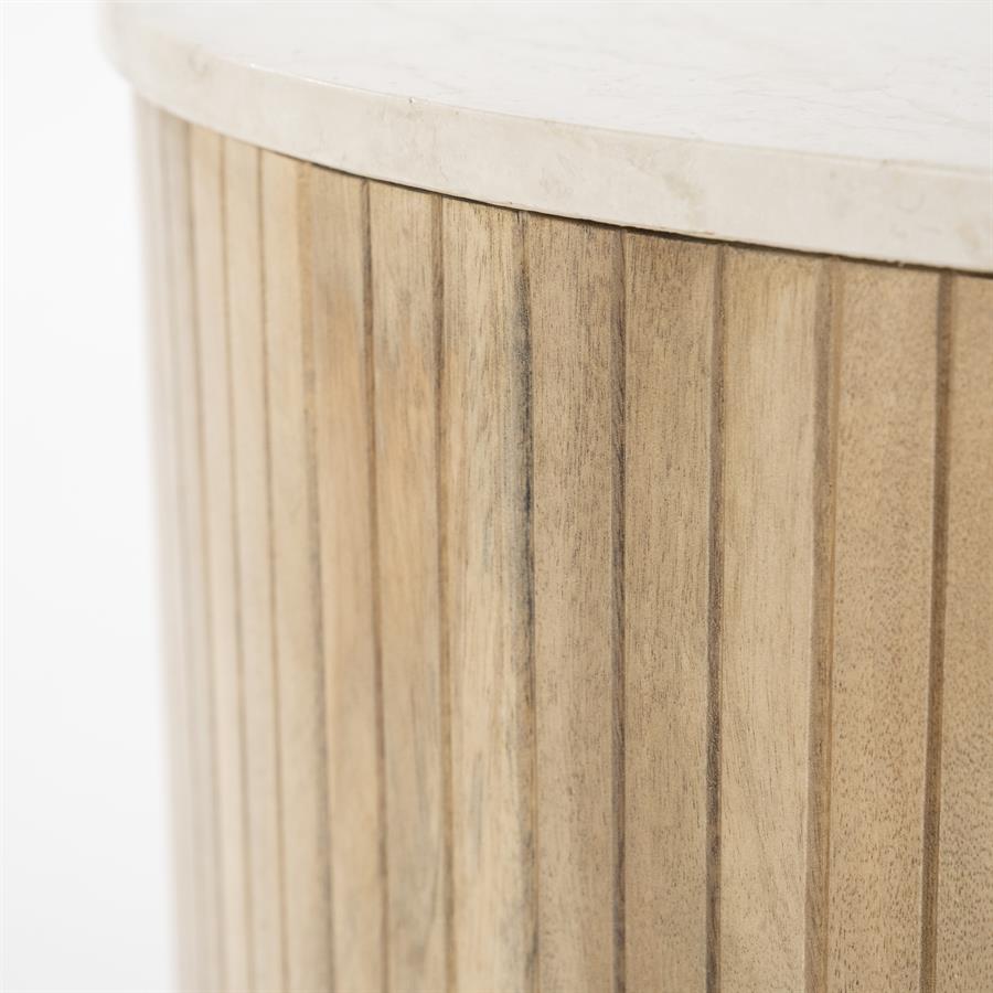Detailaufnahme des Couchtisch Kira Medium Mangoholz, mit der geriffelten Seite und der hellen Tischplatte - Eleonora