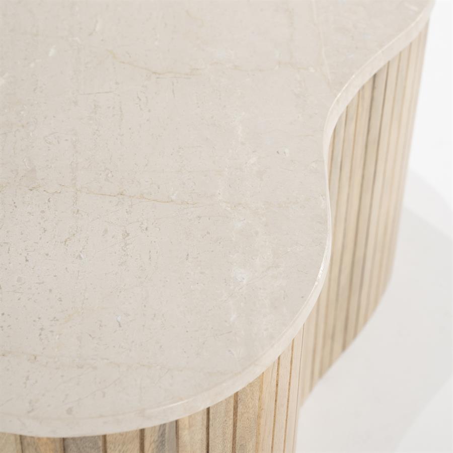 Nahaufnahme der organisch geformten Platte des Couchtisch Kira Medium Mangoholz mit Marmoroptik - Eleonora
