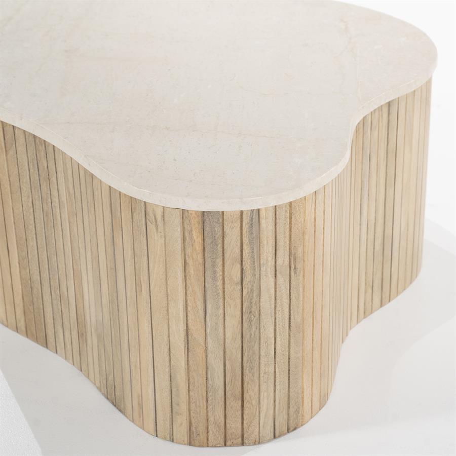 Detailansicht des Couchtisch Kira Medium Mangoholz mit der organischen Form und vertikalen Holzlatten - Eleonora