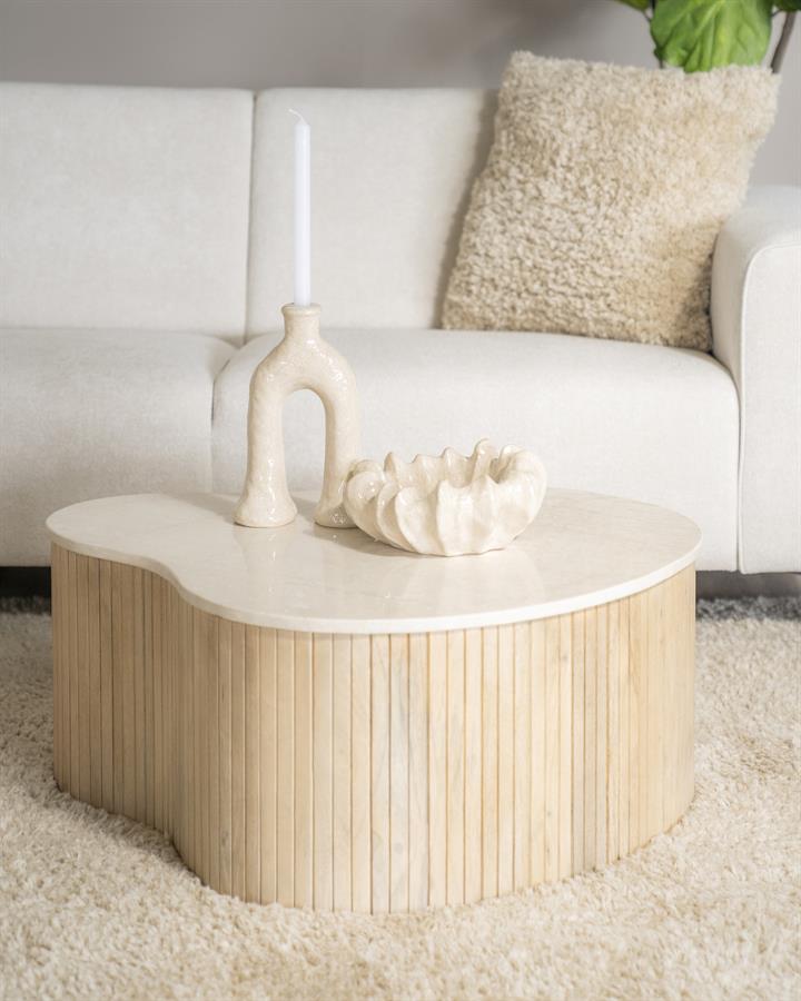 Couchtisch Kira Medium Mangoholz in einem hellen Wohnzimmer mit Sofa und Teppich - Eleonora