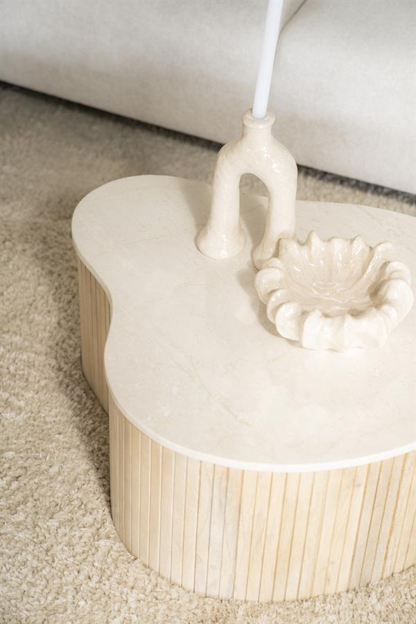 Couchtisch Kira Medium Mangoholz mit gewellter Form, von oben gesehen mit Kerzenhalter und Schale darauf - Eleonora