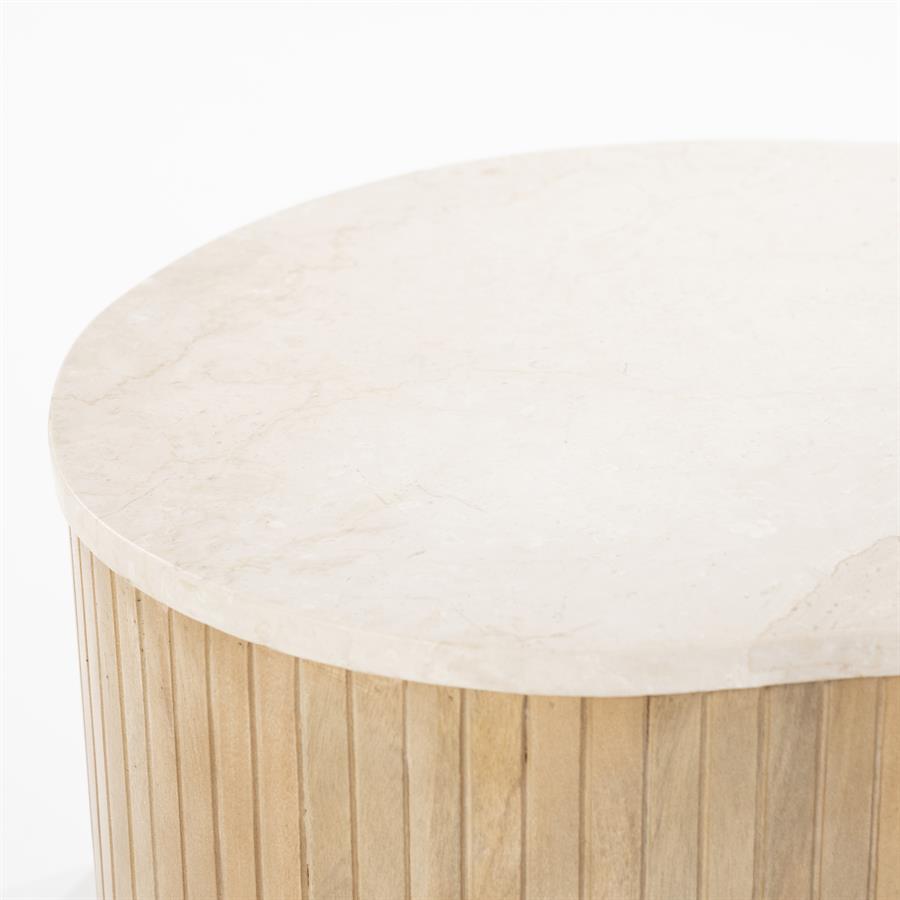 Detail des runden Couchtisch Kira large Mangoholz mit Marmorplatte auf weißem Hintergrund - Eleonora