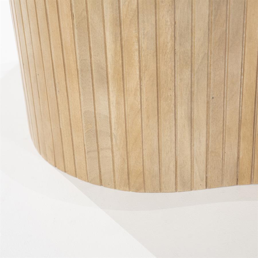 Detail der Unterseite des Couchtischs Kira large, mit den vertikalen Latten aus Mangoholz - Eleonora