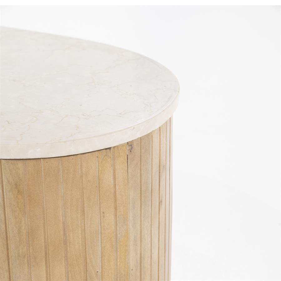 Detailansicht des Couchtisch Kira large Mangoholz mit teilweise sichtbarer runder Platte und geriffelter Seite - Eleonora