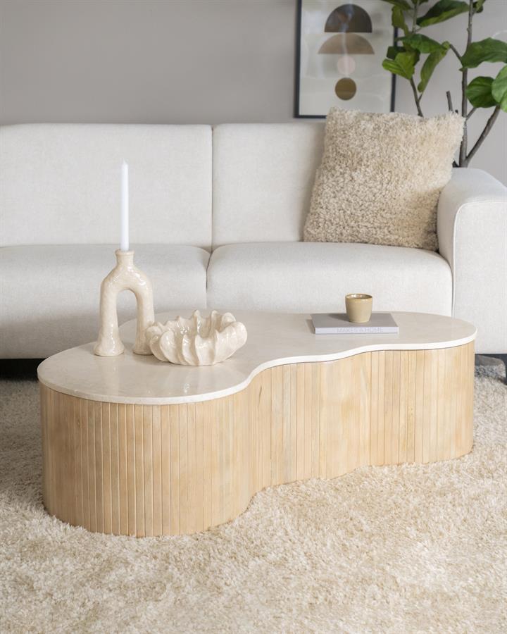 Couchtisch Kira large Mangoholz in einem hellen Wohnzimmer mit Sofa und Teppich - Eleonora