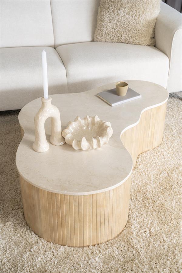 Couchtisch Kira large Mangoholz in einem Wohnzimmer-Setting, mit Kerze und Schale darauf - Eleonora