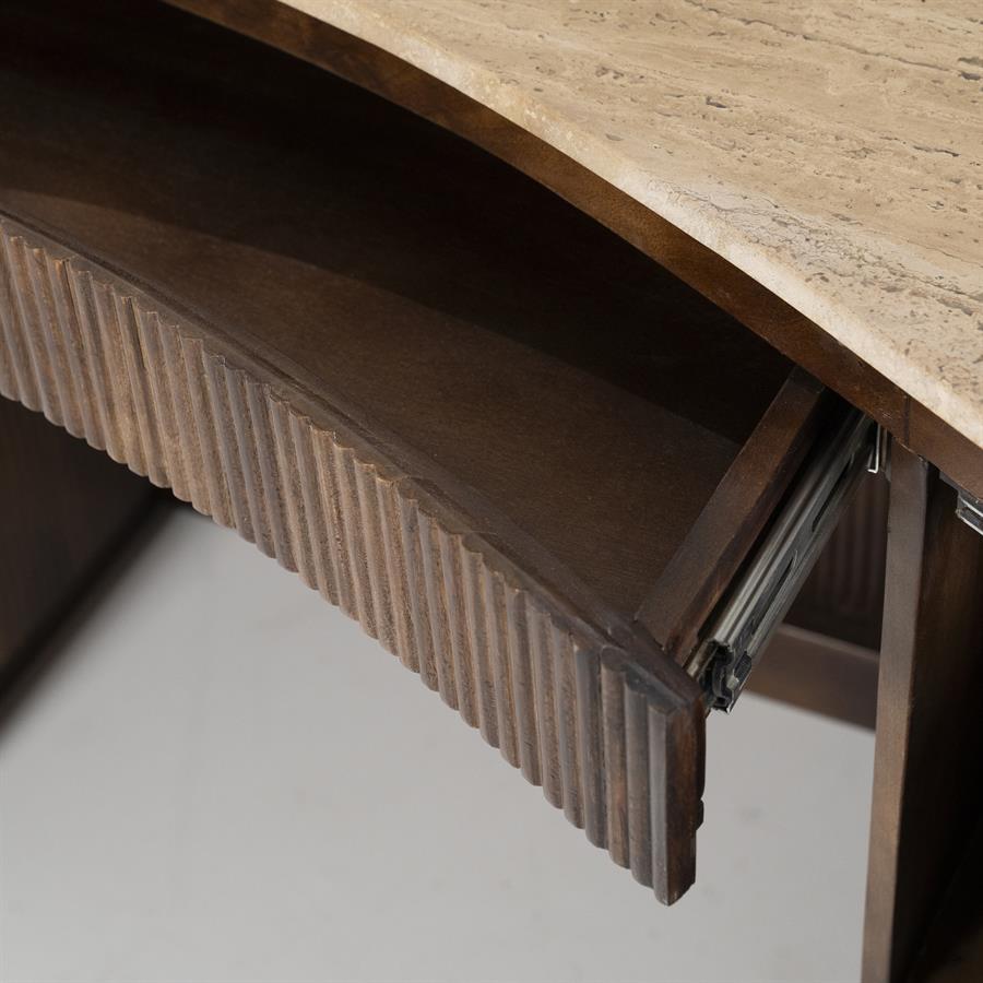 Detailansicht des Schreibtisch Mari Mangoholz, mit halb geöffneter Schublade und sichtbaren Auszügen - Eleonora