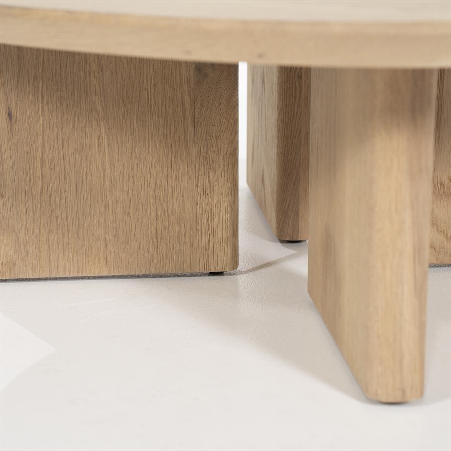 Nahaufnahme der Holzbeine vom Couchtisch Stef small natur Eiche auf weißem Hintergrund - Eleonora