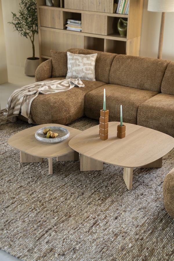 Couchtisch Stef small natur Eiche in einem gemütlichen Wohnzimmer mit braunem Ecksofa und Teppich - Eleonora