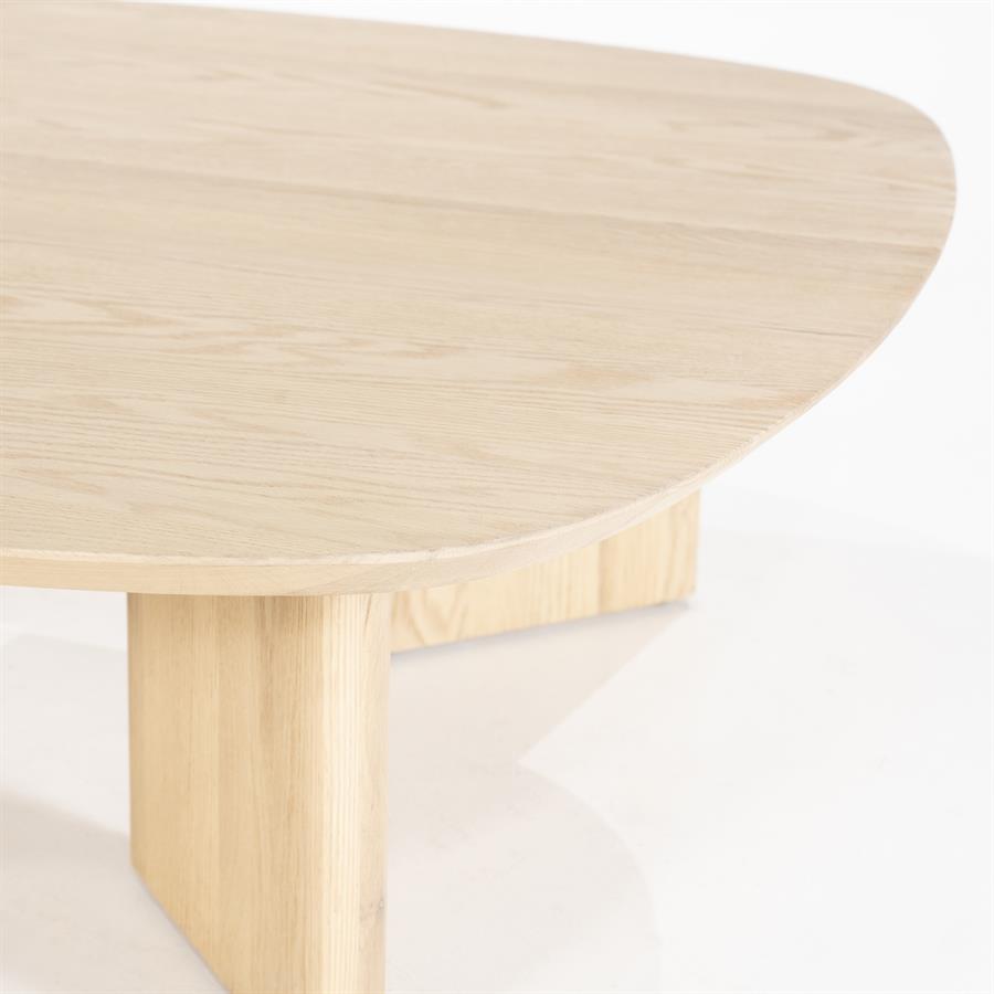 Detailaufnahme des Couchtisch Stef medium natur Eiche, mit der ovalen Form und Holzbeinen auf weißem Hintergrund - Eleonora