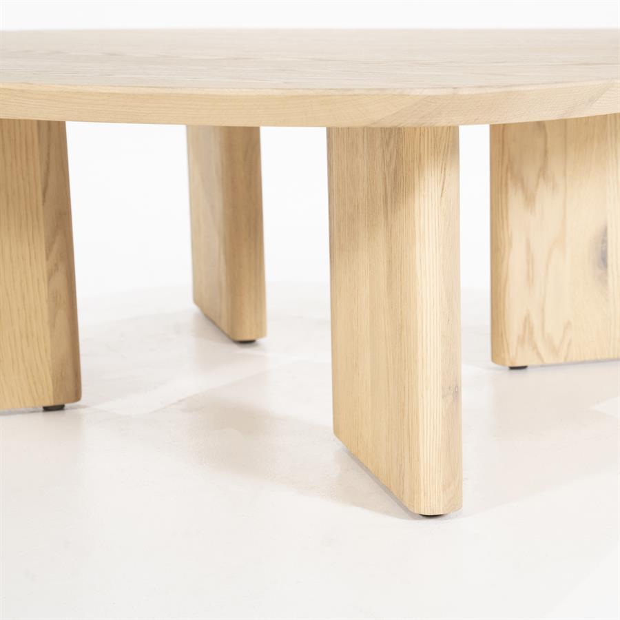 Couchtisch Stef medium natur Eiche, Nahaufnahme der Holzbeine und der Tischplatte auf weißem Hintergrund - Eleonora