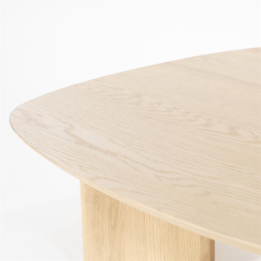 Detailaufnahme des Couchtisch Stef medium natur Eiche, schräg von oben auf weißem Hintergrund fotografiert - Eleonora