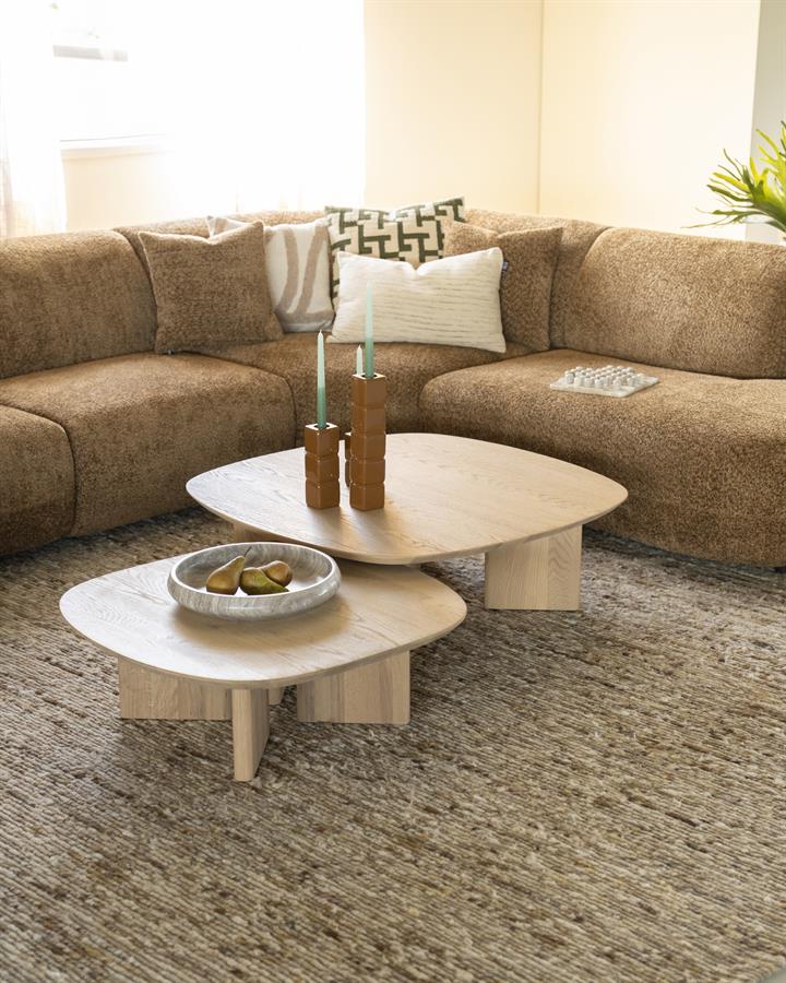 Couchtisch Stef medium natur Eiche in einem gemütlichen Wohnzimmer mit braunem Sofa und Teppich - Eleonora