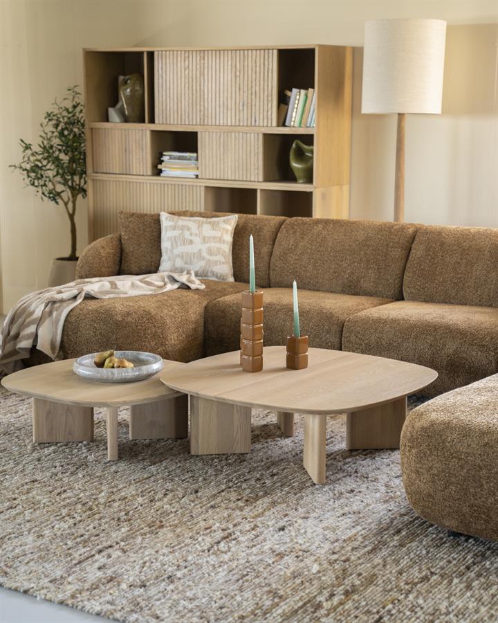 Couchtisch Stef medium natur Eiche in einem stimmungsvollen Wohnzimmer mit braunem Sofa und Teppich - Eleonora