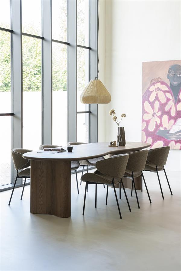 Der Esstisch Josh Eiche in einem modernen Interieur mit Stühlen und einer Hängelampe, an einem Fenster - Eleonora