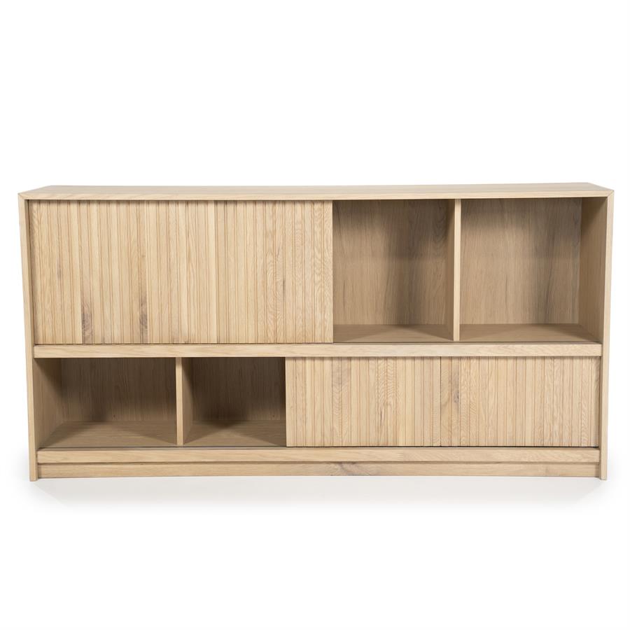Sideboard Milo natur Eiche auf weißem Hintergrund, mit teilweise geöffneten Schiebetüren - Eleonora