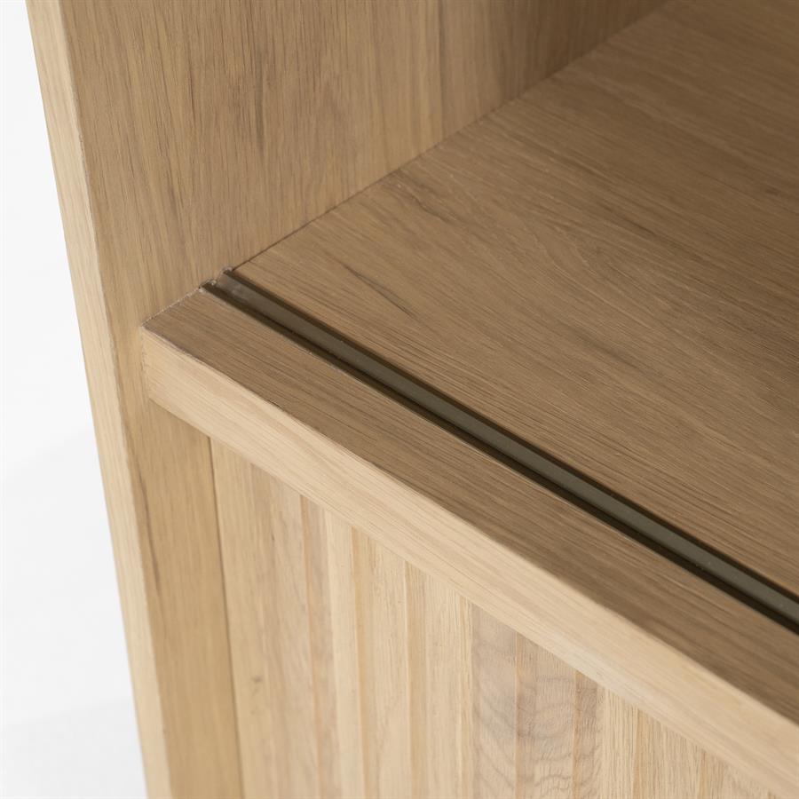 Nahaufnahme der Oberseite des Sideboard Milo natur Eiche, mit einem Detail der Rille - Eleonora