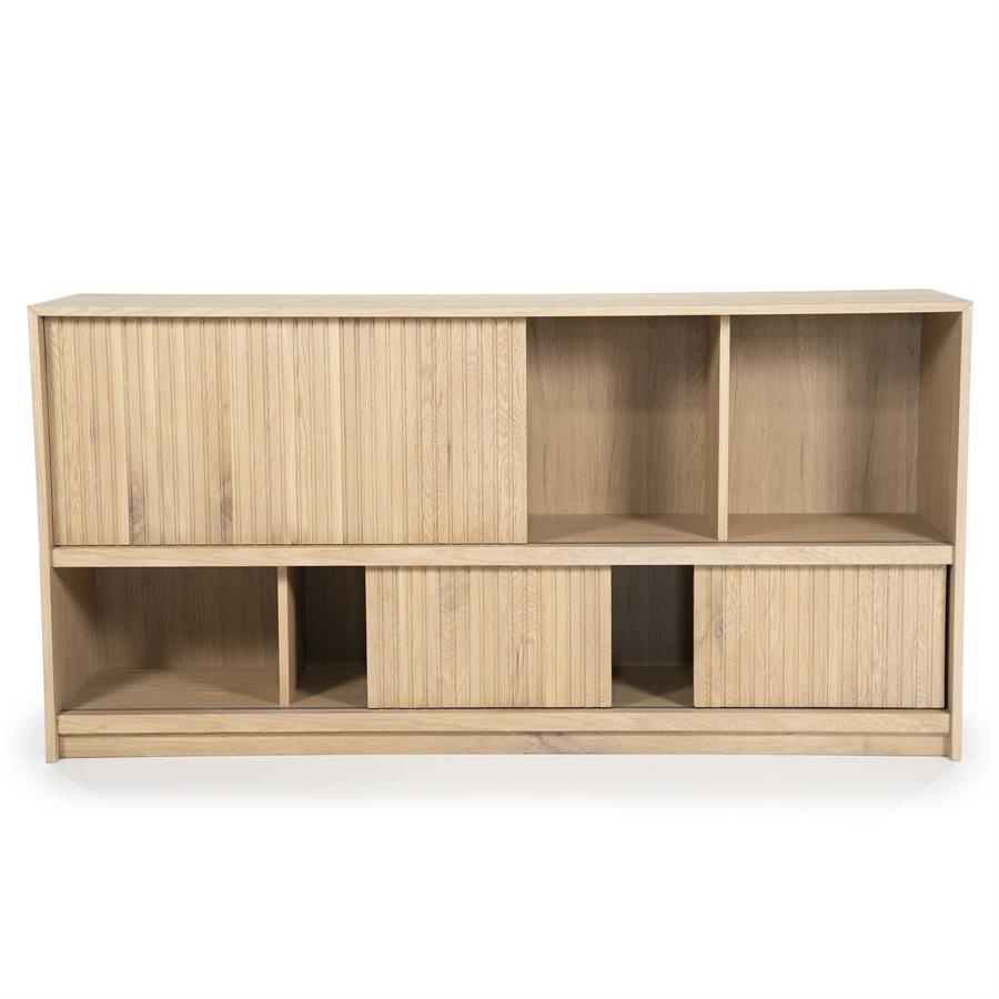 Sideboard Milo natur Eiche auf weißem Hintergrund, frontal aufgenommen - Eleonora