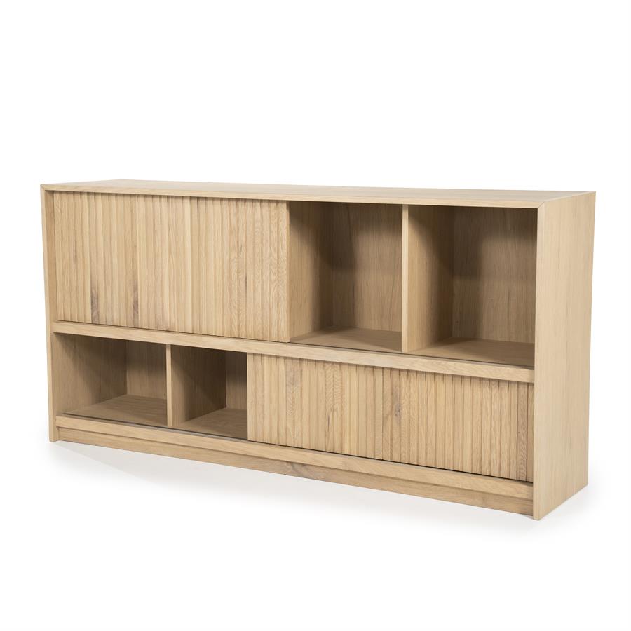 Sideboard Milo natur Eiche auf weißem Hintergrund, schräg von vorne fotografiert - Eleonora