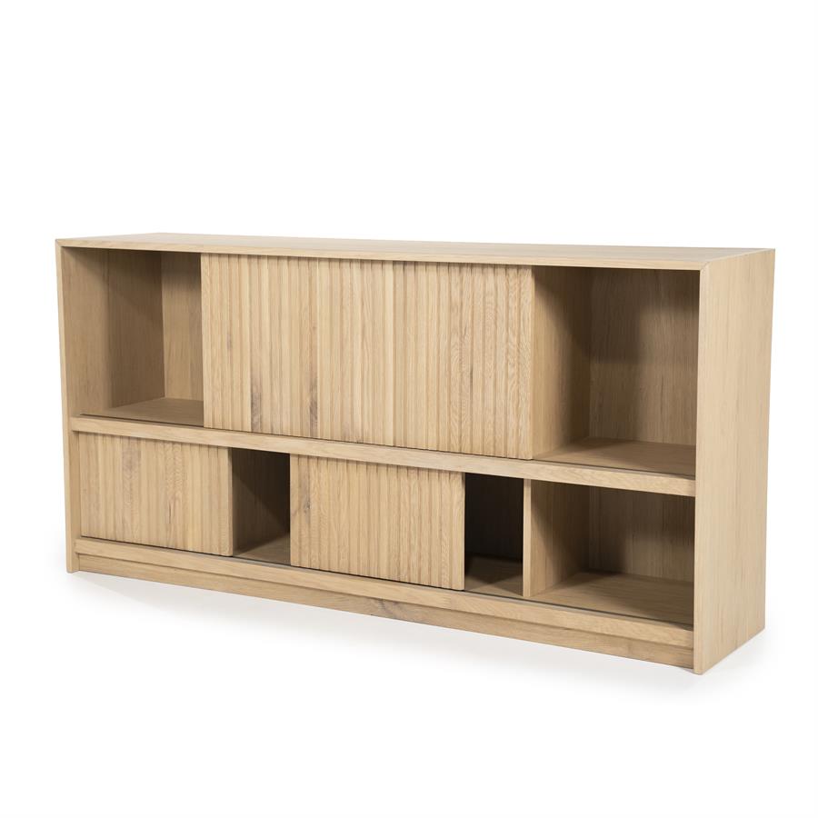 Sideboard Milo natur Eiche auf weißem Hintergrund, mit Türen und offenen Fächern - Eleonora