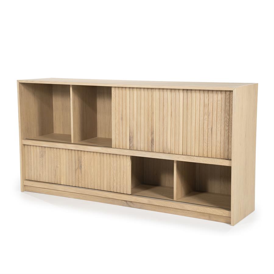 Sideboard Milo natur Eiche auf weißem Hintergrund, mit teilweise offenen und teilweise geschlossenen Schiebetüren - Eleonora