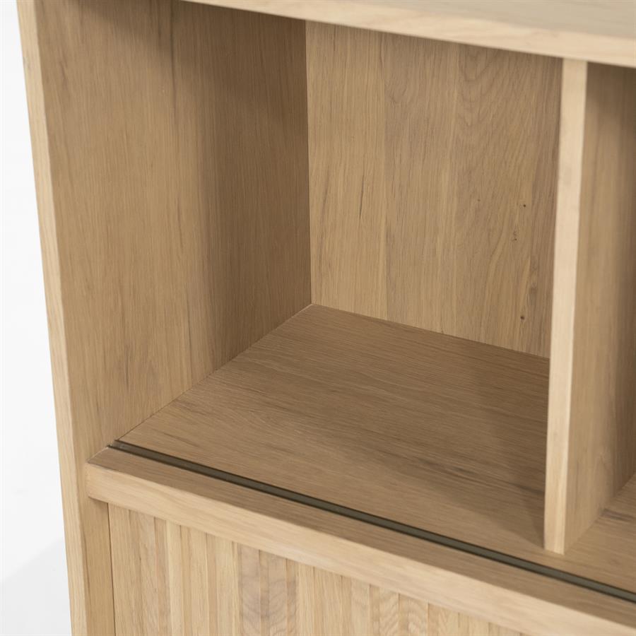Detailaufnahme eines offenen Fachs im Sideboard Milo natur Eiche, mit deutlich sichtbarer Holzmaserung - Eleonora