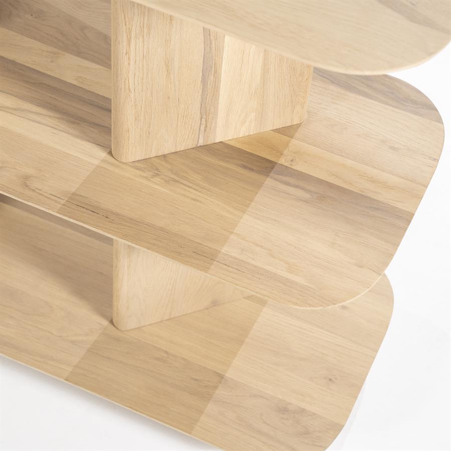 Detailaufnahme der naturfarbenen Eichenholzbretter und -ständer des Sideboard Ty, fotografiert auf weißem Hintergrund - Eleonora