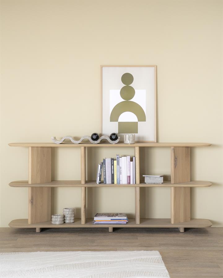 Sideboard Ty Natur Eichenholz in einem hellen Wohnzimmer mit abstrakter Kunst und Büchern - Eleonora