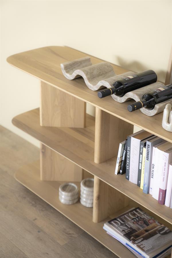 Sideboard Ty Natur Eichenholz in einem hellen Raum mit Weinregalen und Büchern - Eleonora