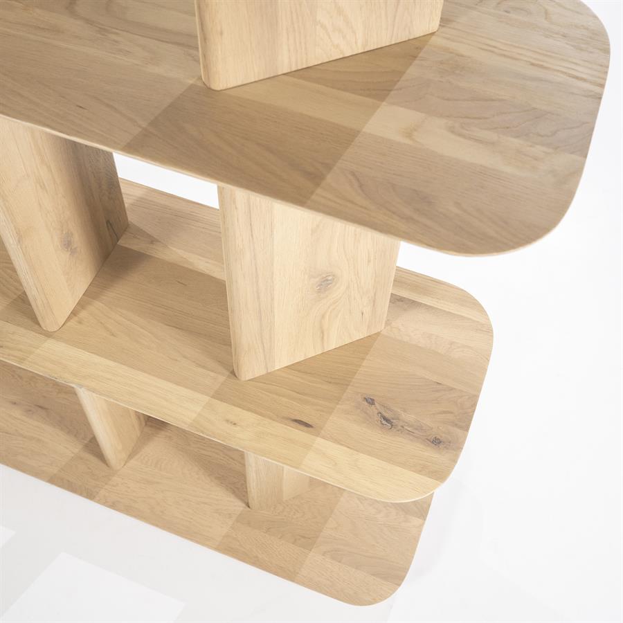 Nahaufnahme des Wandschrank Ty Eiche, mit den abgerundeten Holzbrettern und Ständern - Eleonora