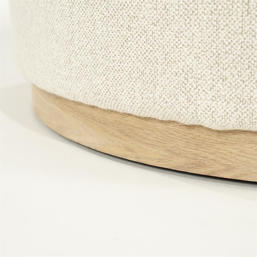 Detail des Pouf Avah large Mantz, mit hellem Stoff und Holzrand auf weißem Hintergrund - Eleonora
