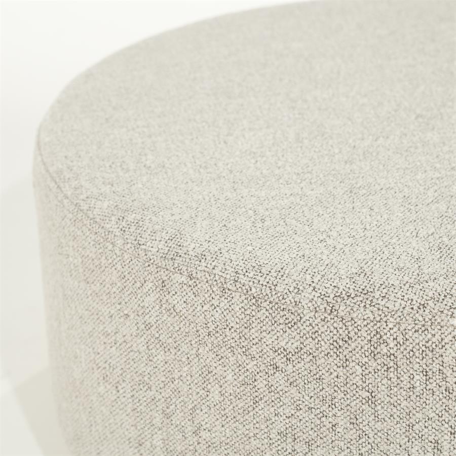 Nahaufnahme des Pouf Avah large Mantz, mit der Stofftextur und einer dezenten Naht sichtbar - Eleonora