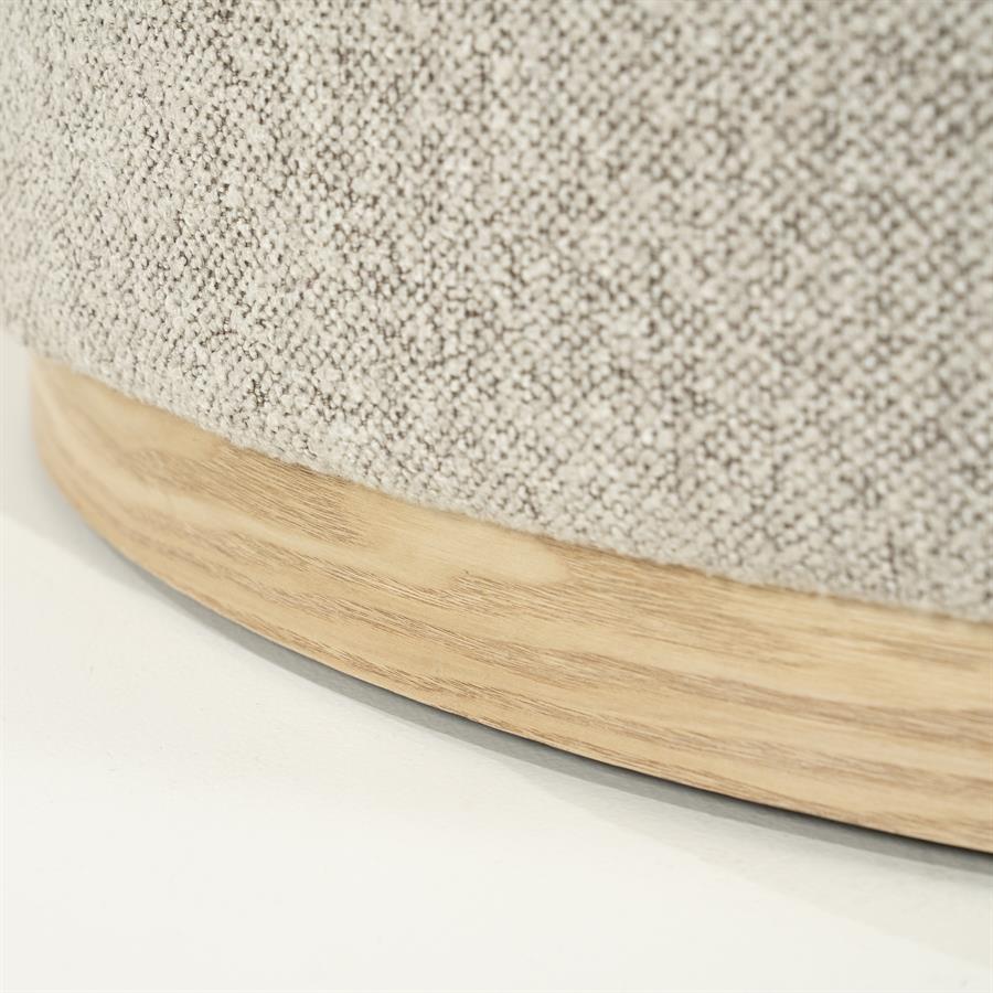 Nahaufnahme der Unterseite des Pouf Avah large Mantz mit dem hellen Holzrand und dem gepolsterten Sitz - Eleonora