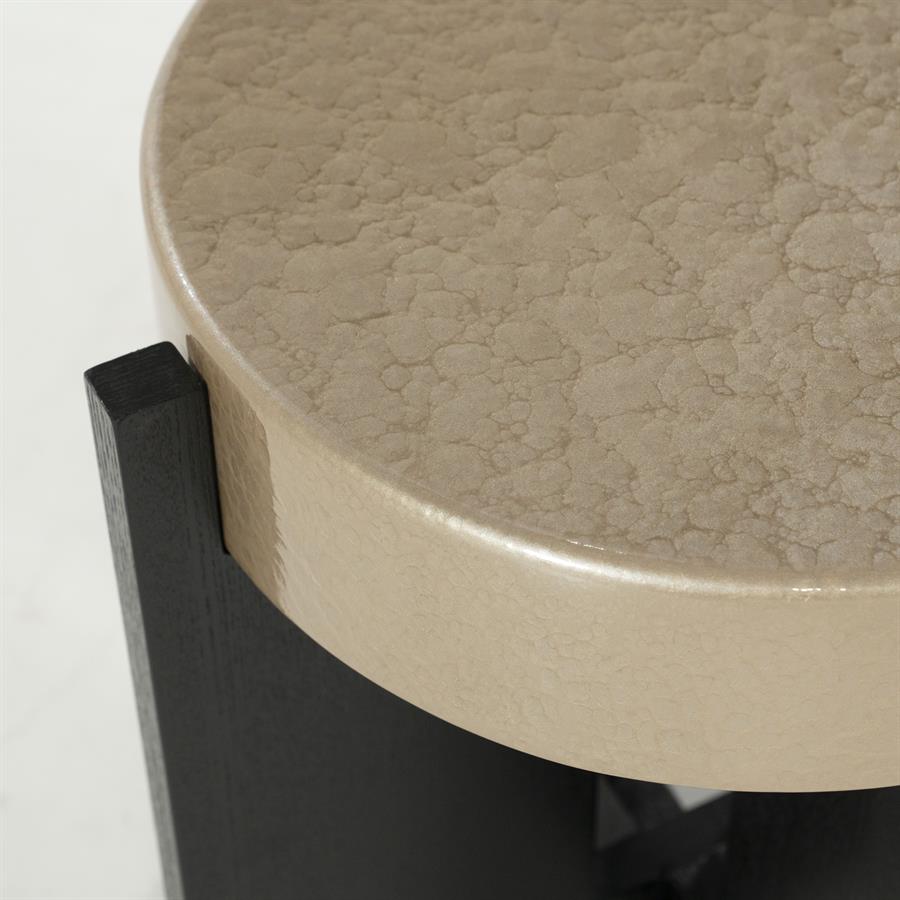 Detailaufnahme des Beistelltisch Juliet MDF, Draufsicht auf die runde Tischplatte mit Struktur und ein schwarzes Bein - Eleonora