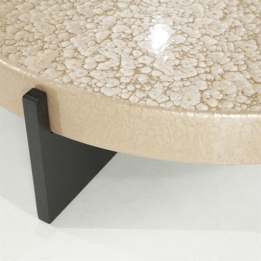 Detail des Couchtisch Juliet MDF, mit der runden Form und einem der dunklen Beine - Eleonora
