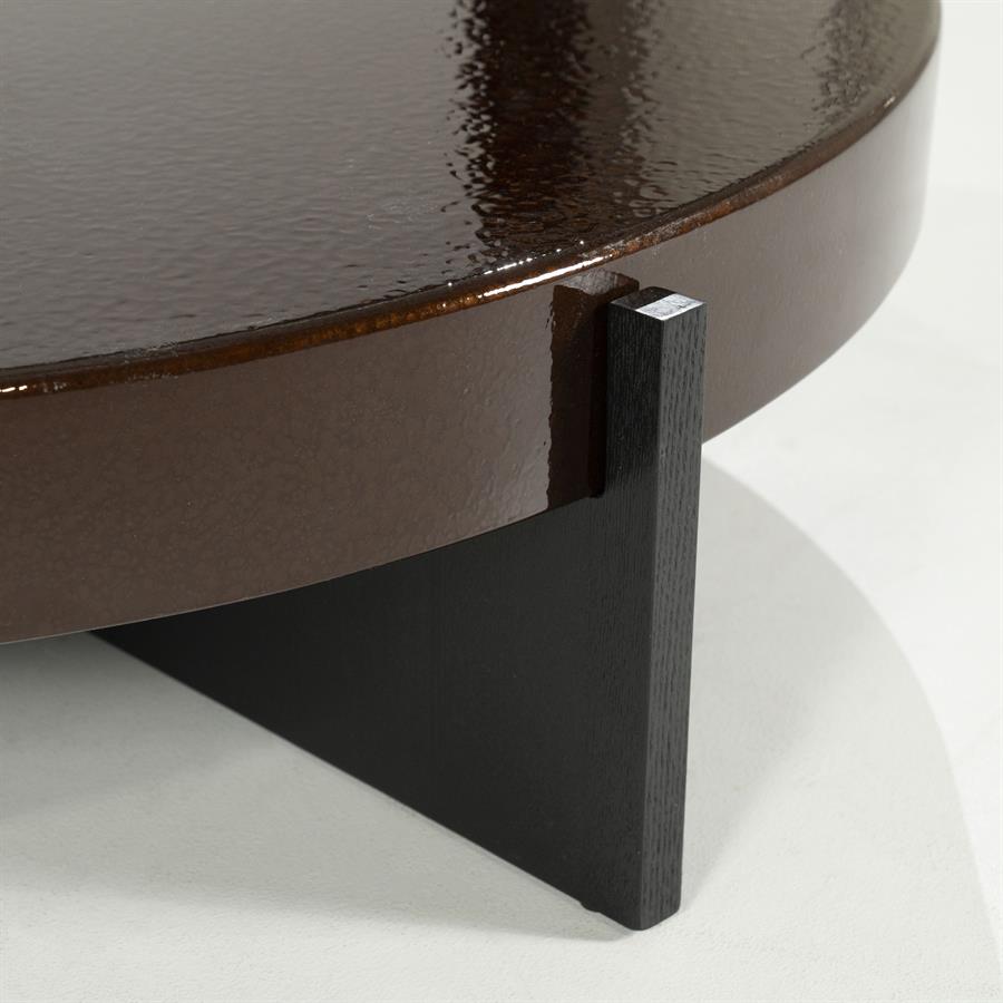 Detailaufnahme des Couchtisch Juliet MDF, mit der glänzenden braunen Oberfläche und einem schwarzen Tischbein - Eleonora