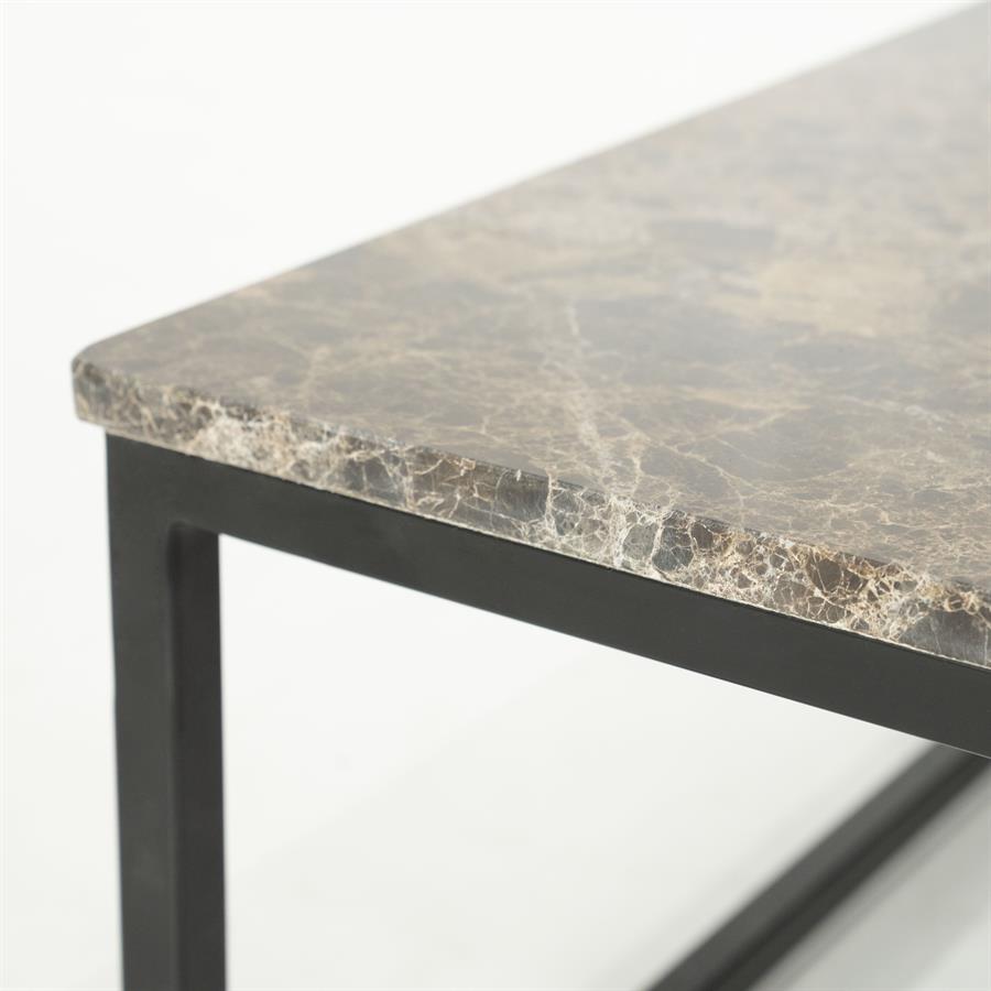 Detailaufnahme des Couchtisch Rico quadratisch Eisen mit einer Marmorplatte und schwarzen Beinen auf weißem Hintergrund - Eleonora
