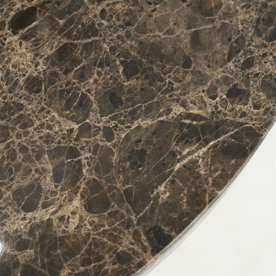 Detailaufnahme der dunkelbraunen Marmorplatte des Couchtischs Lando small Mango - Eleonora